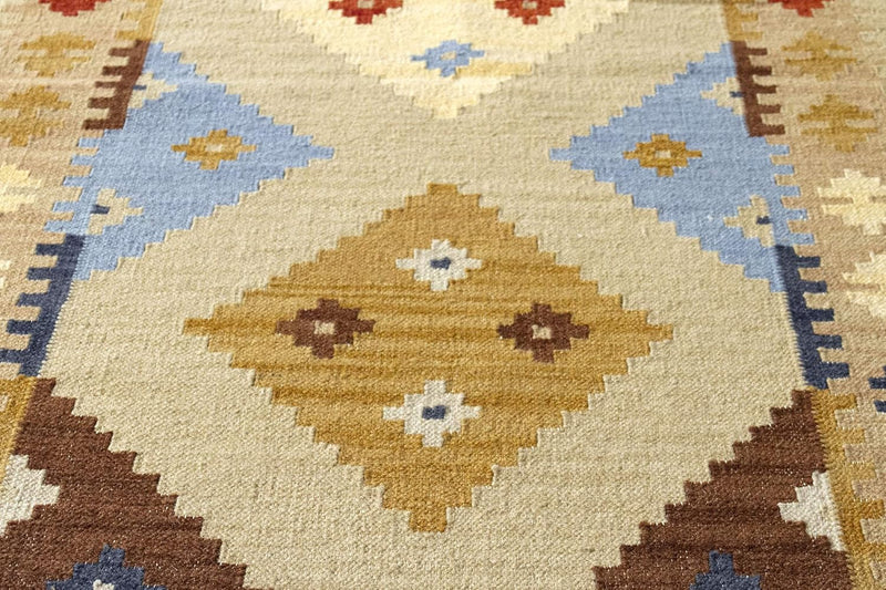 Kilim Lori Rug with Modern Design 100